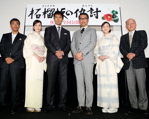 左から若松節朗監督、真飛聖、阿部寛、中井貴一、広末涼子、浅田次郎（原作者）