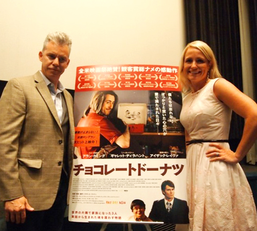 トラヴィス・ファイン監督（左）と、監督の妻で本作のプロデューサーをつとめるクリスティーン・ファイン（右）