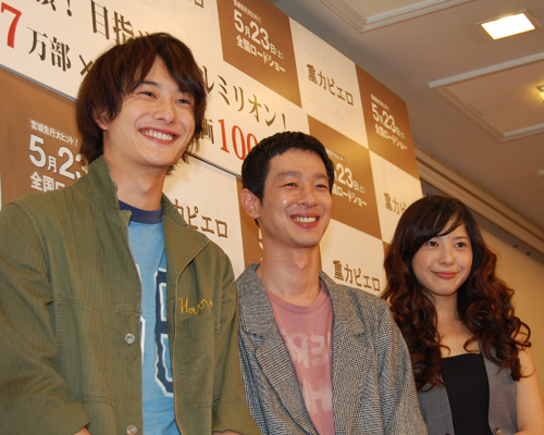 ミリオン祈願イベントに登場した岡田将生（左）、加瀬亮（中央）、吉高由里子（右）