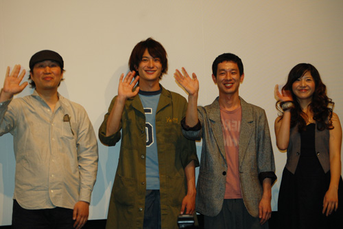 舞台挨拶に登壇した4人。左から、森淳一監督、岡田将生、加瀬亮、吉高由里子