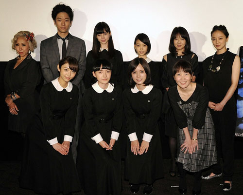 前列左から山谷花純、小島藤子、美山加恋、安里麻里監督。後列左からJAMOSA（主題歌）、浅香航大、中条あやみ、森川葵、美保純、中越典子