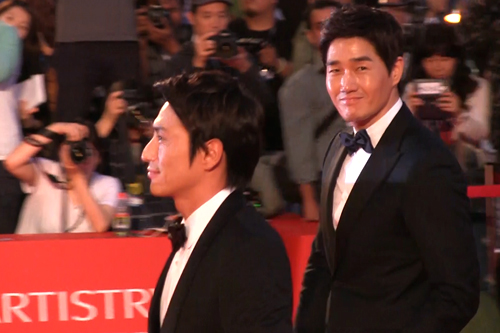釜山国際映画祭のレッドカーペットを歩く伊勢谷友介（左）とユ・ジテ（右）