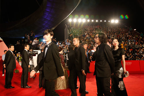 第19回釜山国際映画祭レッドカーペットを歩く三浦春馬ら