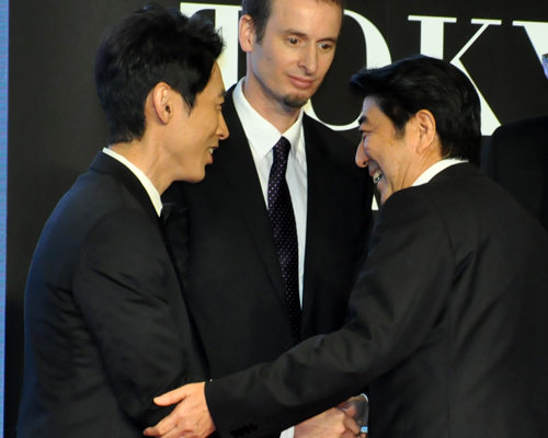 安倍晋三首相（右）と握手をする小泉孝太郎（左）