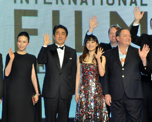 左から中谷美紀、安倍晋三首相、菅野美穂、ドン・ホール監督、ジョン・ラセター