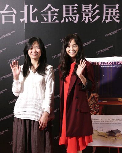 姜秀瓊監督（左）と永作博美（右）