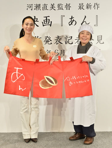 河瀬直美監督（左）と樹木希林（右）