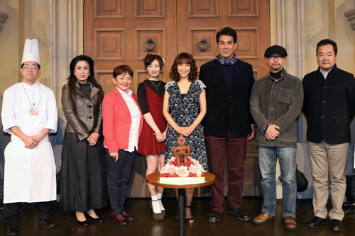 藤田弓子（左から3人目）、武田梨奈（左から4人目）、鈴木杏樹（左から5人目）、宇梶剛士（左から6人目）