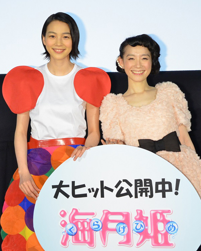 能年玲奈（左）と篠原ともえ（右）