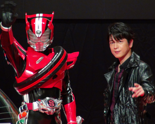 仮面ライダードライブ（左）と及川光博（右）