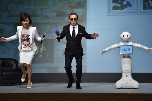 左から高橋真麻、タモリ、ロボットのPepper。3人が揃って“コンドルの着地”披露