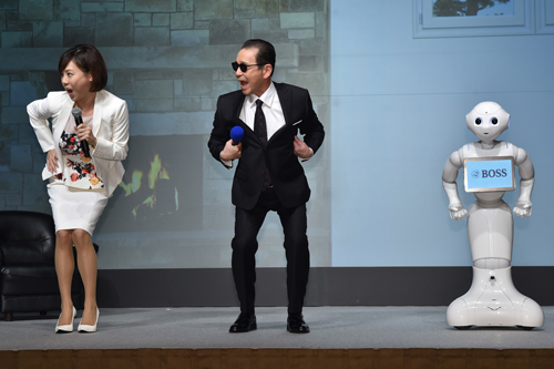 左から高橋真麻、タモリ、ロボットのPepper。3人が揃って“コンドルの着地”披露