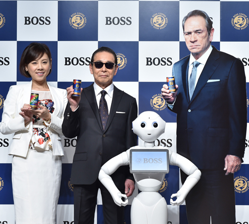 左から高橋真麻、タモリ、ロボットのPepper、宇宙人ジョーンズの書き割り