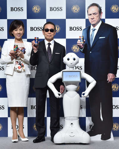 左から高橋真麻、タモリ、ロボットのPepper、宇宙人ジョーンズの書き割り