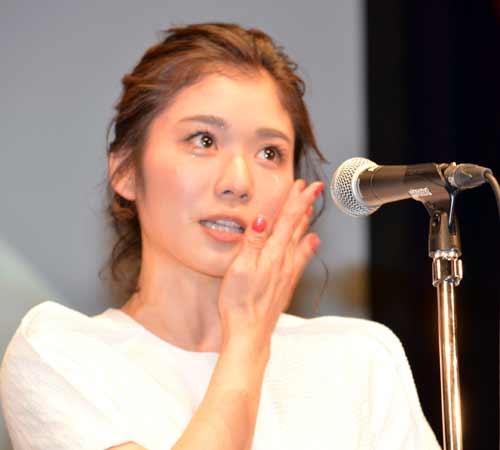 涙を浮かべる松岡茉優