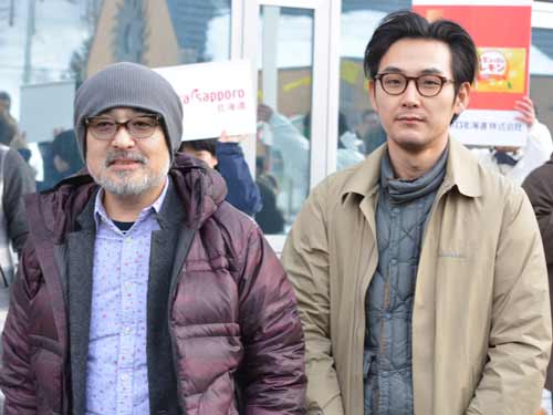 『ジヌよさらば かむろば村へ』の松尾スズキ監督（左）と松田龍平（右）