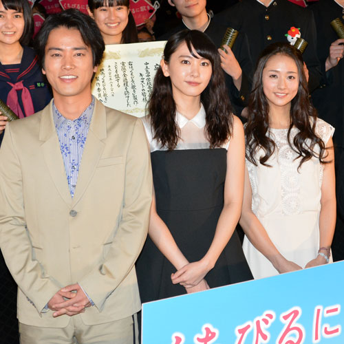 左から桐谷健太、新垣結衣、木村文乃