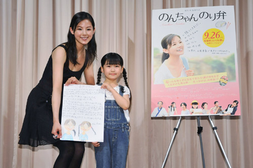 『のんちゃんのり弁』完成披露試写会で舞台挨拶した小西真奈美（左）と佐々木りお（右）