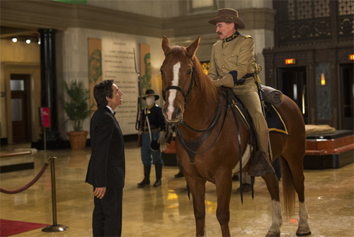 第26代アメリカ大統領セオドア・ルーズベルト役のロビン・ウィリアムズ（右）と主人公の夜警を演じるベン・スティラー（左）
(C) 2014 Twentieth Century Fox Film Corporation All Rights Reserved.