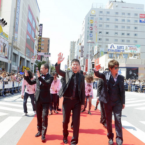 左から木村祐一、品川ヒロシ監督、哀川翔