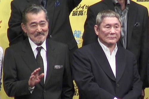 藤竜也（左）と北野武監督（右）