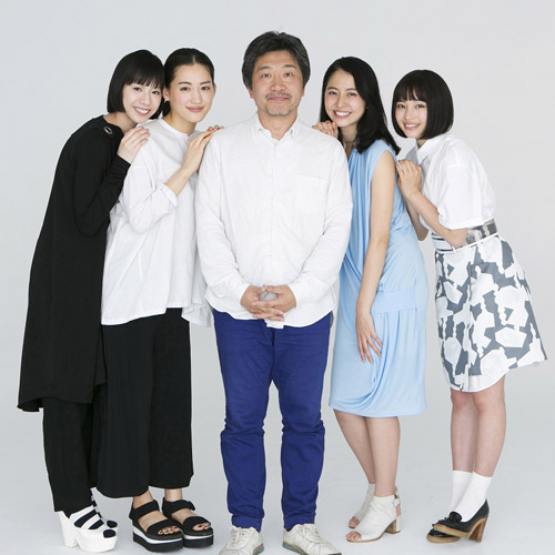 『海街diary』監督・キャスト（左から夏帆、綾瀬はるか、是枝裕和監督、長澤まさみ、広瀬すず）
(C) 2015吉田秋生・小学館/「海街diary」製作委員会　