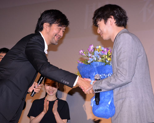 花束を渡す山崎貴監督（左）と染谷将太（右）