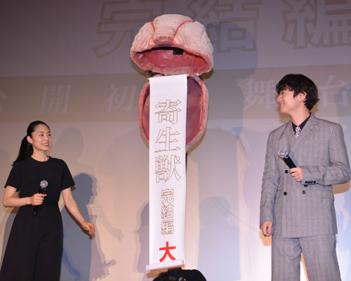 深津絵里（左）と染谷将太（右）