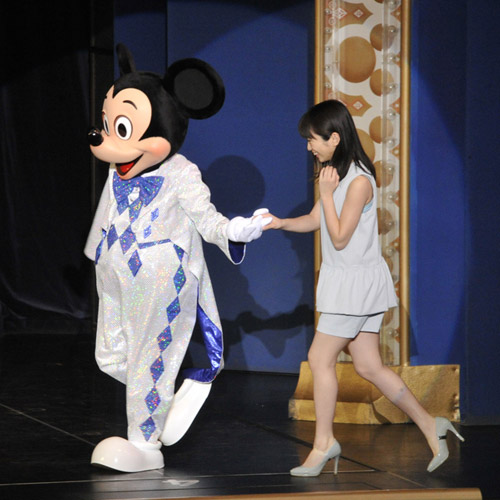 ミッキーマウスに手を引かれて登場する志田未来
