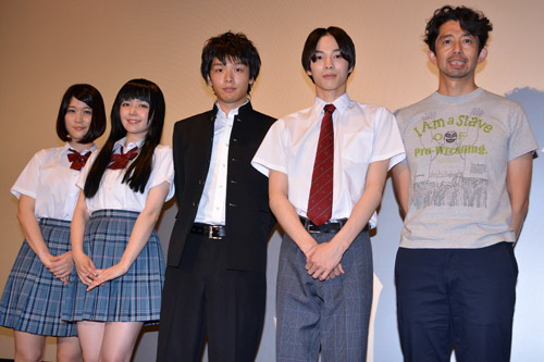 写真左から柳英里紗、遠藤新菜、中村倫也、柾木玲弥、平林克理監督