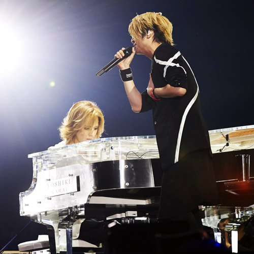 YOSHIKI（左）とGLAYのTERU（右）