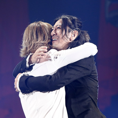 YOSHIKI（左）とGLAYのTAKURO（右）