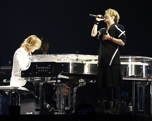 YOSHIKI（左）とGLAYのTERU（右）