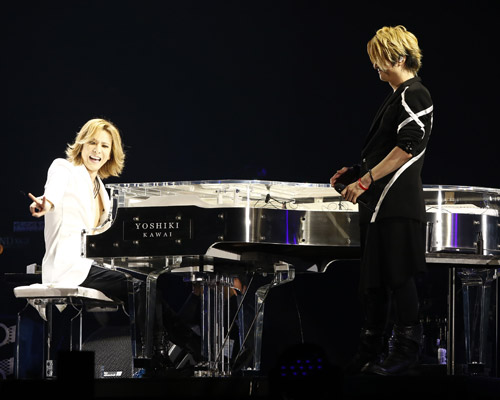 YOSHIKI（左）とGLAYのTERU（右）