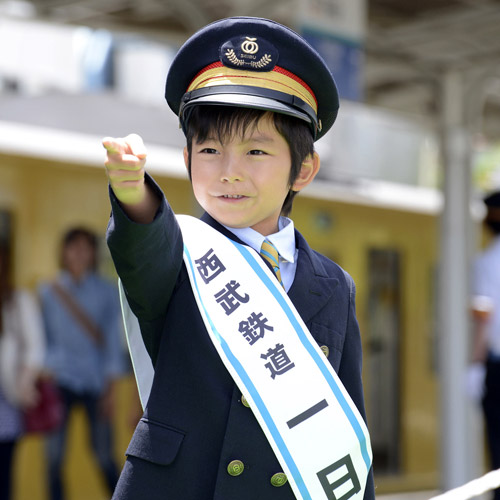 一日駅長をつとめる加藤憲史郎