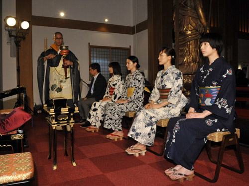 左奥から是枝裕和監督、広瀬すず、長澤まさみ、綾瀬はるか、夏帆