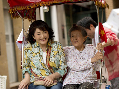 『ベトナムの風に吹かれて』より。松坂慶子（左）と草村礼子（右）