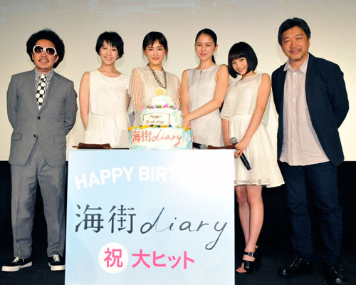 左から池田貴史、夏帆、綾瀬はるか、長澤まさみ、広瀬すず、是枝裕和監督