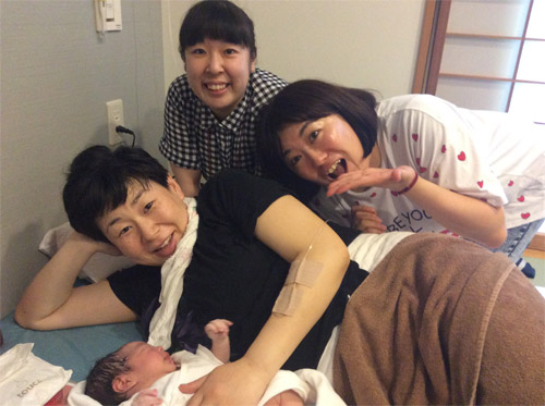 生まれたばかりの赤ちゃんと、大島美幸をはじめとする森三中の3人