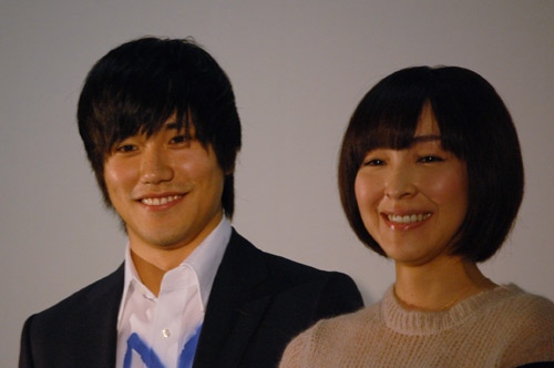 ウルトラミラクルラブストーリー』初日舞台挨拶に登壇した松山ケンイチ（左）と麻生久美子（右）