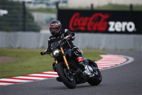 バイク走行中のキアヌ・リーヴス
(C) 鈴鹿サーキット