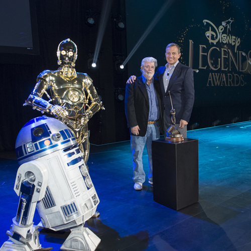 左からR2-D2、C-３PO、ジョージ・ルーカス、ボブ・アイガー