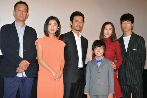 左から蝶野博監督、黒島結菜、竹野内豊、池田優斗、松雪泰子、坂口健太郎