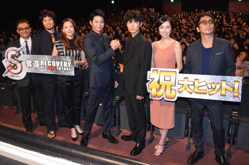 左から平野俊一監督、青木崇高、新垣結衣、向井理、綾野剛、吹石一恵、大森南朋