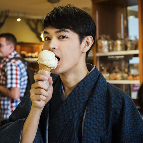 メープルアイスクリームを食べる瀬戸康史