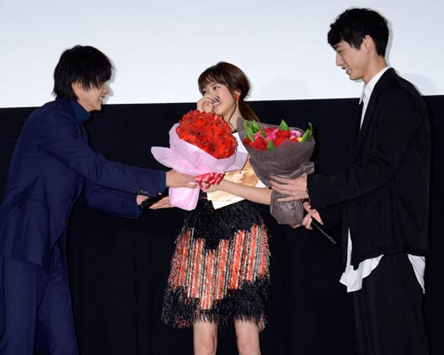 山崎賢人（左）と坂口健太郎（右）から花束を手渡される桐谷美玲（中央）