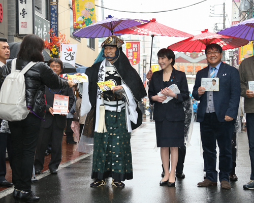 左から松平健、高市早苗総務大臣、カンニング竹山