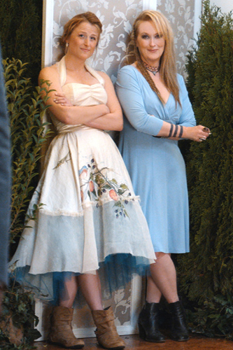 メリル・ストリープ（右）と母娘役で共演する実の娘メイミー・ガマー（左）。『幸せをつかむ歌』より