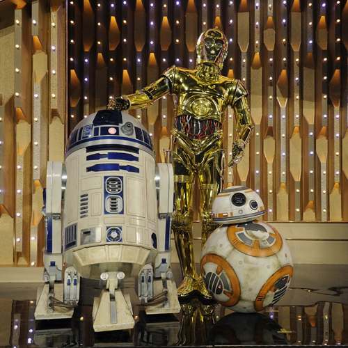 左からR2-D2、C-3PO、BB-８