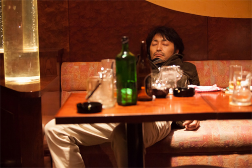 安田顕演じる最強の脇役俳優が背中で教える“お酒マナー講座”